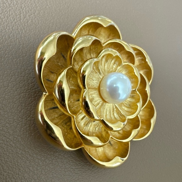 VINTAGE JOAN RIVERS CAMELLIA
FLOWER BROOCH PIN SATIN GOLD
WHITE PEARL - Picture 3 of 5